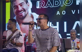 Thiago Martins dá show nos estúdios da Rádio Mania, em Niterói
