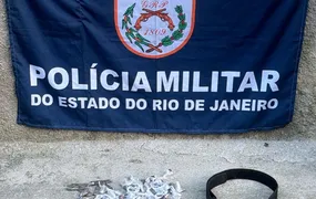 Três homens são presos com pistola, drogas e simulacro no Engenho do Mato, em Niterói