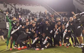 Vasco dá show no Paraguai, vira sobre o Olimpia por 4 a 1 e avança às quartas da Sul-Americana