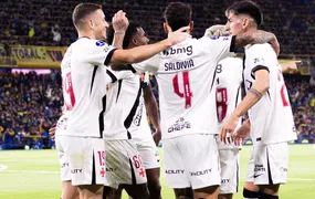 Vasco sofre no fim, mas segura o Boca e vence a primeira partida da semifinal na Sul-Americana