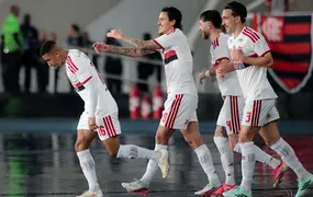 Flamengo goleia o Vasco por 4 a 1 e dá passo importante na disputa pelo título do Brasileirão