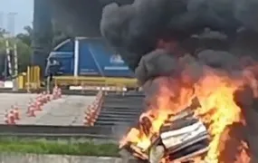 Homem morre após carro pegar fogo em acidente na Niterói-Manilha, em São Gonçalo