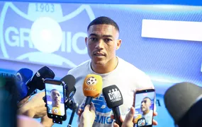 Vasco negocia pré-contrato com Carlos Vinícius, do Grêmio