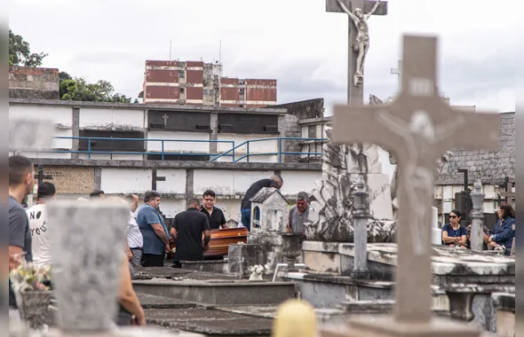 Amigos e familiares se despedem de fundador do Caneco Gelado do Mário, em Niterói