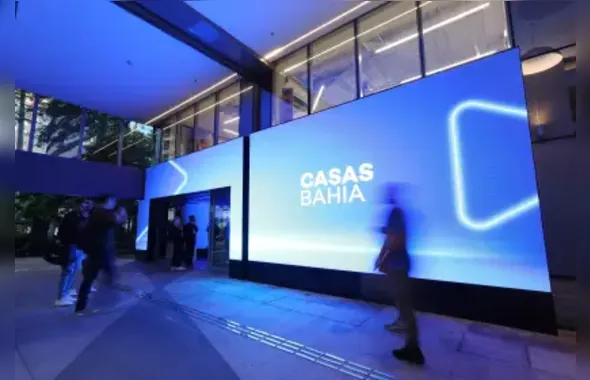 Casas Bahia fecha centenas de lojas e faz demissão em massa