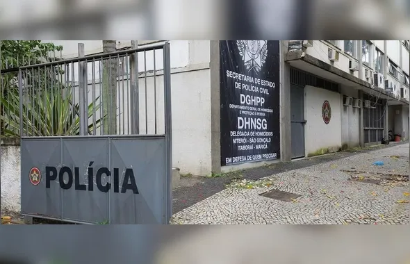Corpo carbonizado é encontrado dentro de carro em área rural de Maricá
