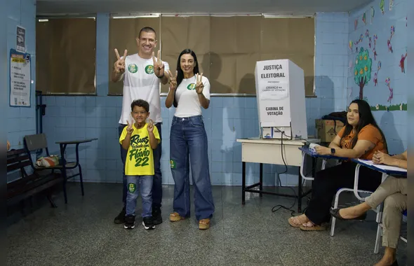 Douglas Ruas vota em São Gonçalo ao lado da família