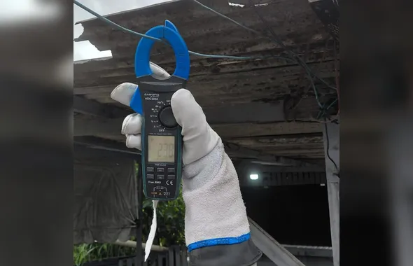 Enel remove 'gatos' de energia em quiosques de Niterói