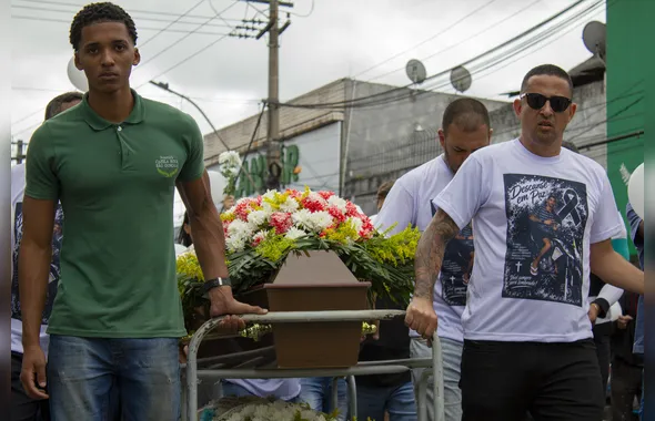 Enterro de motoboy morto por policiais é marcado por emoção e indignação