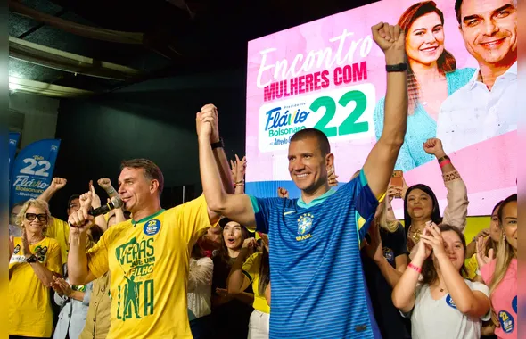 Flavio Bolsonaro faz carreata com Douglas Ruas e reúne multidão em São Gonçalo