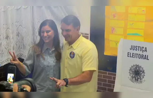 Flávio Bolsonaro votou no início da manhã na Zona Norte do RJ