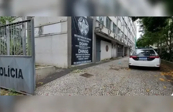 Homem é encontrado morto com tiro na cabeça dentro de casa em Niterói