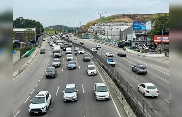 Luz começa a retornar em Niterói, mas trânsito segue congestionado na BR-101 e Avenida do Contorno