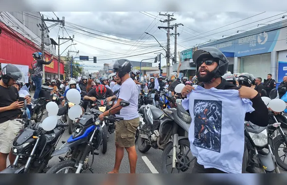 Motoboys acompanham velório de jovem morto por PM em Niterói