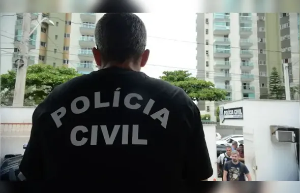 Pai é preso após jogar filha de 5 meses em calçada após fim de relacionamento