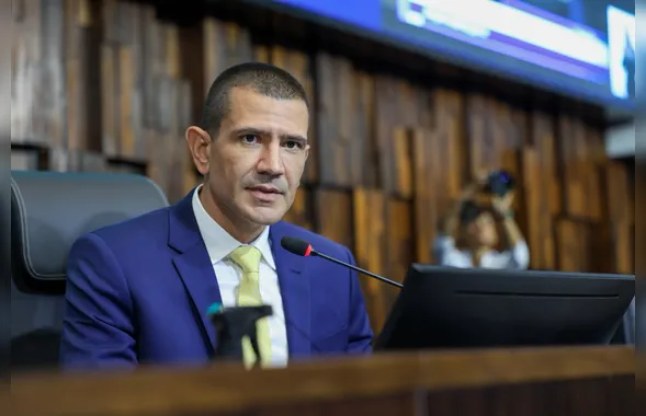Presidente da Alerj, deputado Douglas Ruas discursa como governador eleito e defende a união entre os poderes