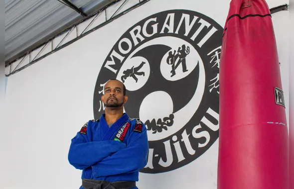 Professor de São Gonçalo transforma garagem de casa em espaço gratuito de Jiu-Jitsu