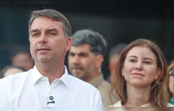 Avião com Flávio Bolsonaro pousa em aeroporto de Miami, nos Estados Unidos