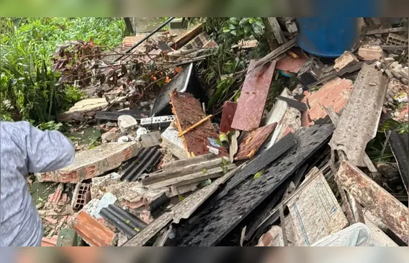 Idoso escapa antes de casa desabar em Niterói