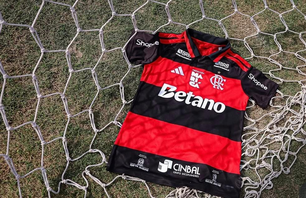 Flamengo estampa marca de Maricá na camisa em jogos do Brasileiro Feminino