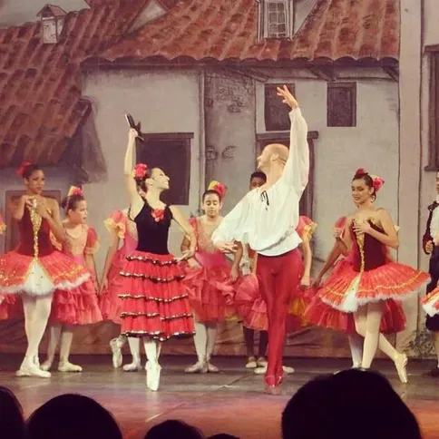 João Luís dançando pelo ballet Claudia Araújo