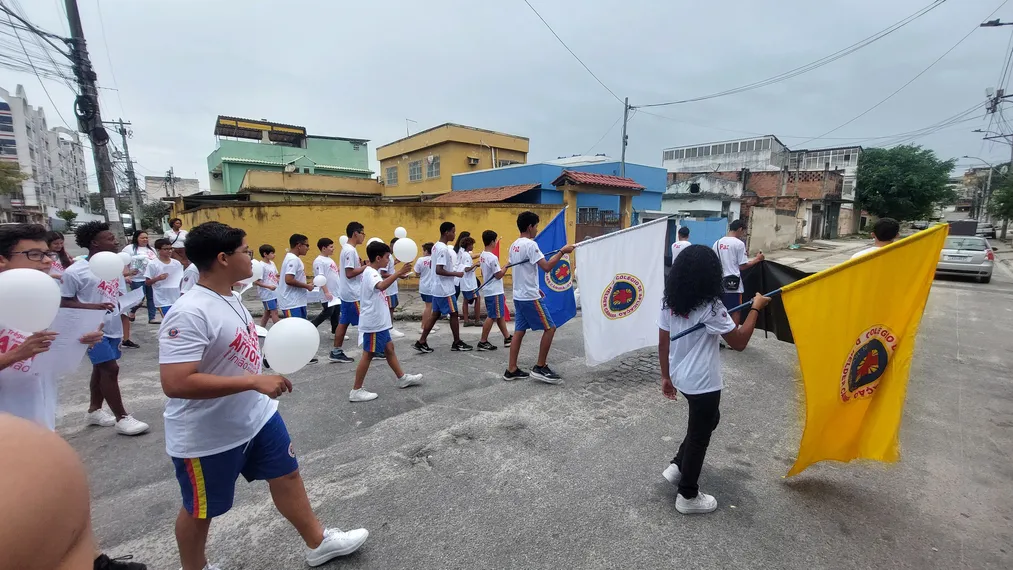 Alunos do Colégio de Aplicação Dom Hélder Câmara realizam caminhada pela paz em São Gonçalo