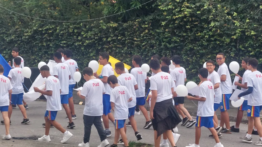 Alunos do Colégio de Aplicação Dom Hélder Câmara realizam caminhada pela paz em São Gonçalo