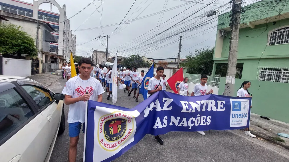 Alunos do Colégio de Aplicação Dom Hélder Câmara realizam caminhada pela paz em São Gonçalo