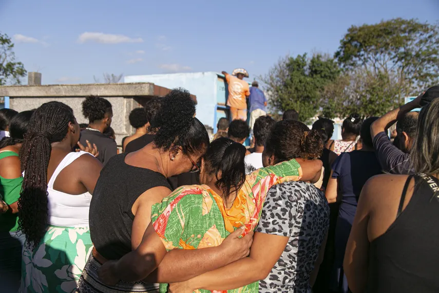 Amigos e familiares se despedem de Yuri Bastos, da Roda Cultural do Alcântara, em velório no Pacheco