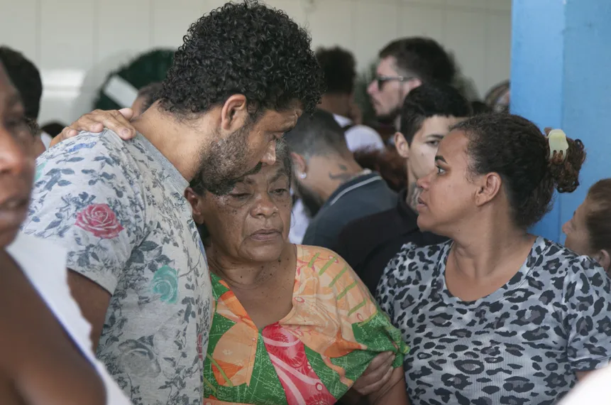 Amigos e familiares se despedem de Yuri Bastos, da Roda Cultural do Alcântara, em velório no Pacheco