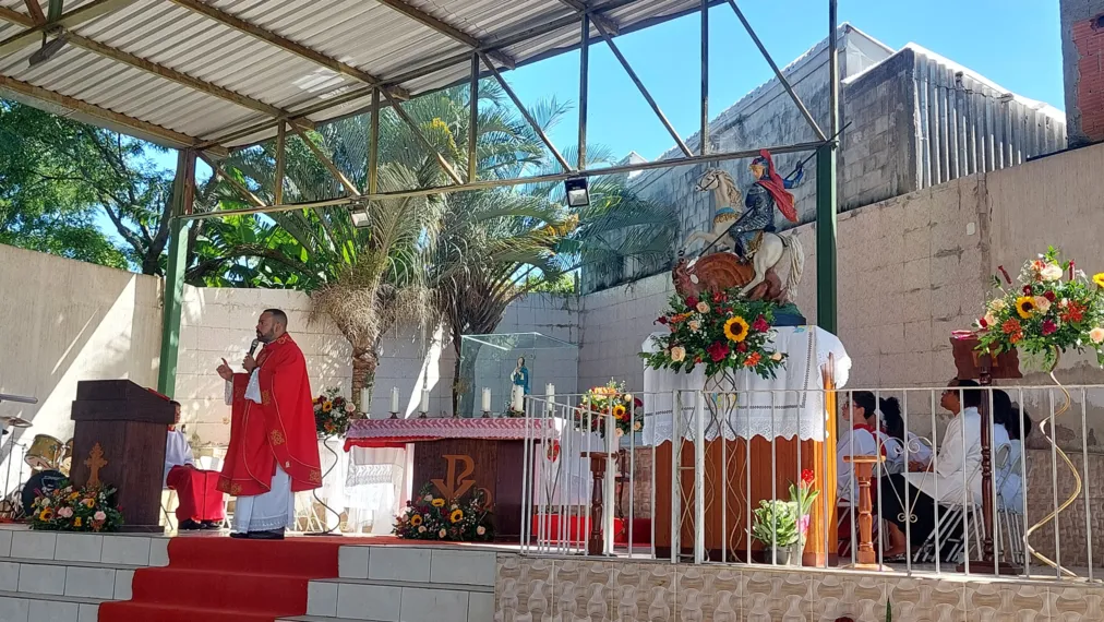 Centenas de fiéis celebram missas de São Jorge em São Gonçalo e Niterói