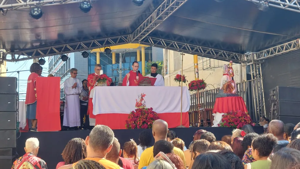 Centenas de fiéis celebram missas de São Jorge em São Gonçalo e Niterói