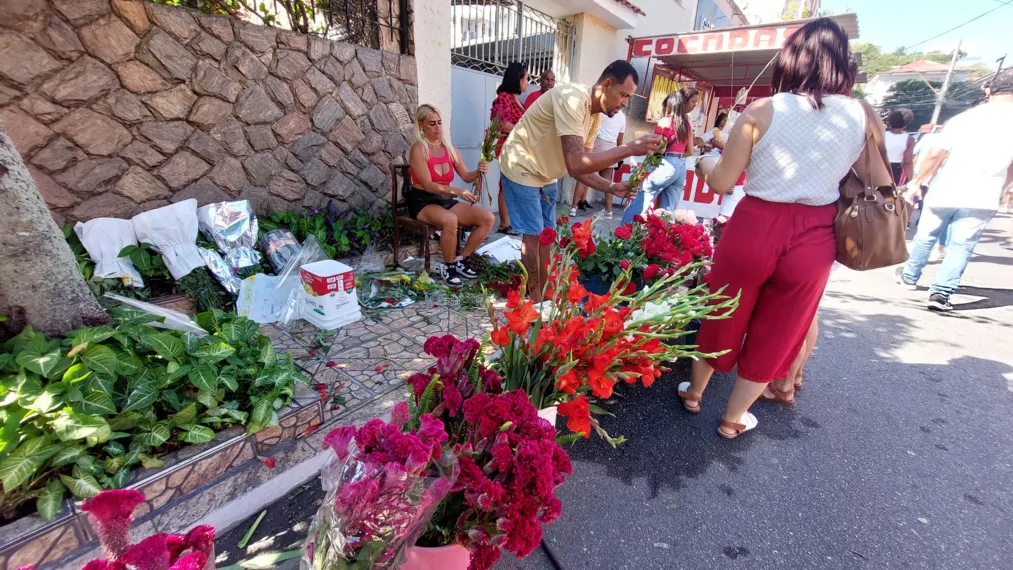 Centenas de fiéis celebram missas de São Jorge em São Gonçalo e Niterói