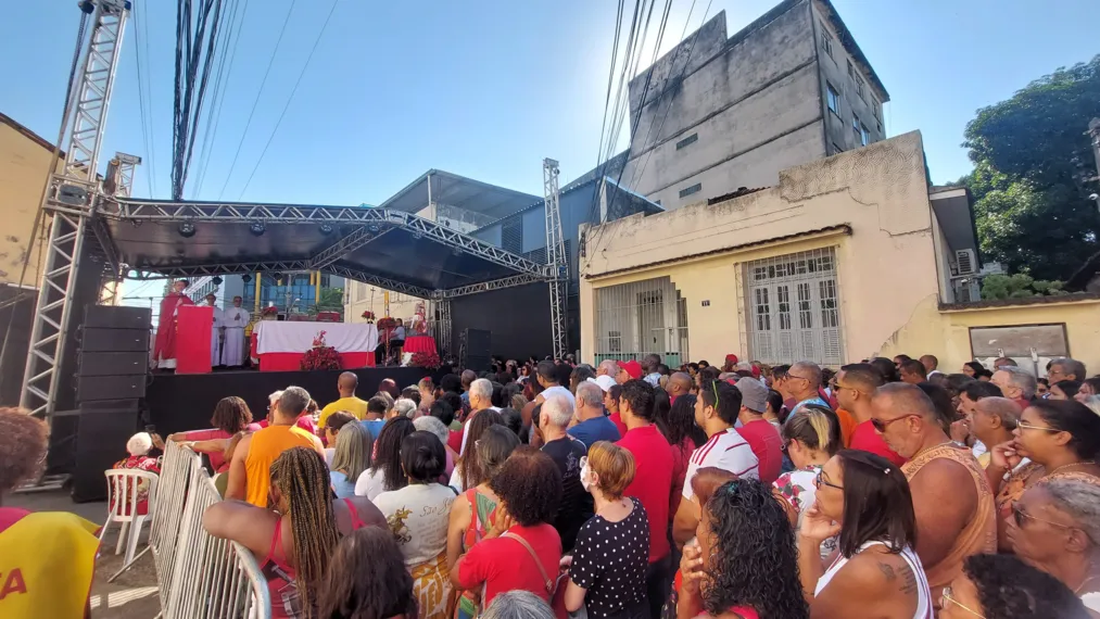 Centenas de fiéis celebram missas de São Jorge em São Gonçalo e Niterói