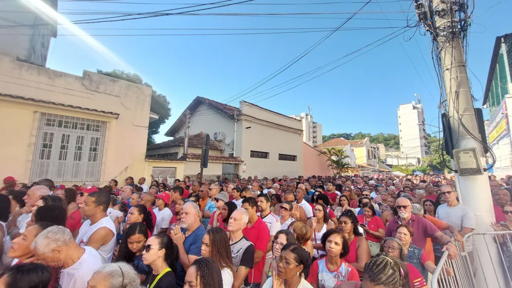 Centenas de fiéis celebram missas de São Jorge em São Gonçalo e Niterói