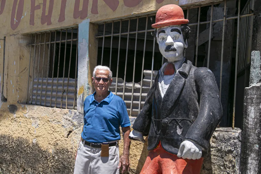 Curiosidades gonçalenses: Você sabia que existe uma estátua de Charlie Chaplin em São Gonçalo?