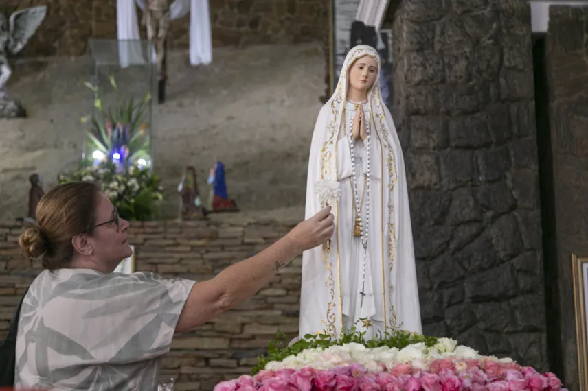 Devotos celebram o Dia de Nossa Senhora de Fátima