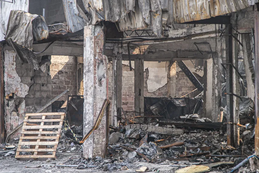 Dez dias após incêndio, comerciantes do Ceasa ainda sofrem as consequências da destruição