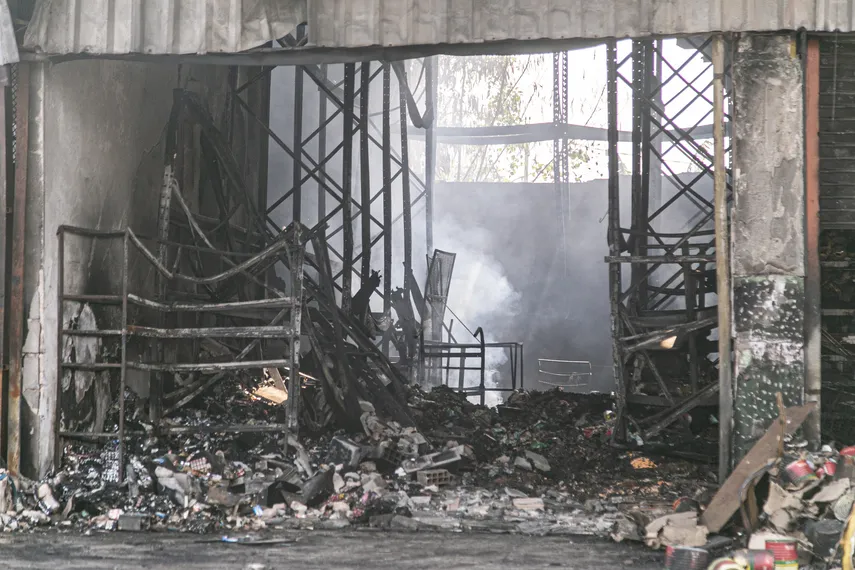 Dez dias após incêndio, comerciantes do Ceasa ainda sofrem as consequências da destruição