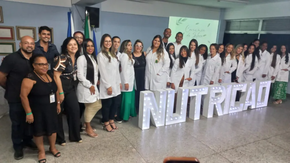 Estudantes de nutrição participam da '1ª Cerimônia do Jaleco' em evento da Universo