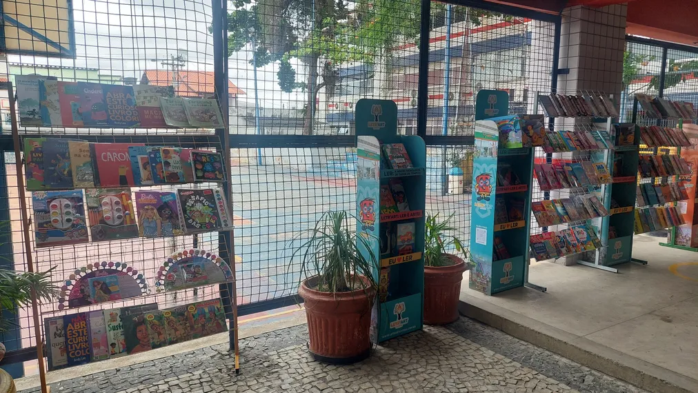 Feira de livros visita semana literária do Colégio Dom Hélder Câmara