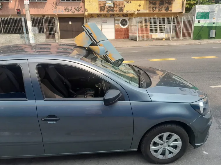 Livramento: Semáforo cai em cima de carro e motorista de aplicativo sai ileso em São Gonçalo; Vídeo