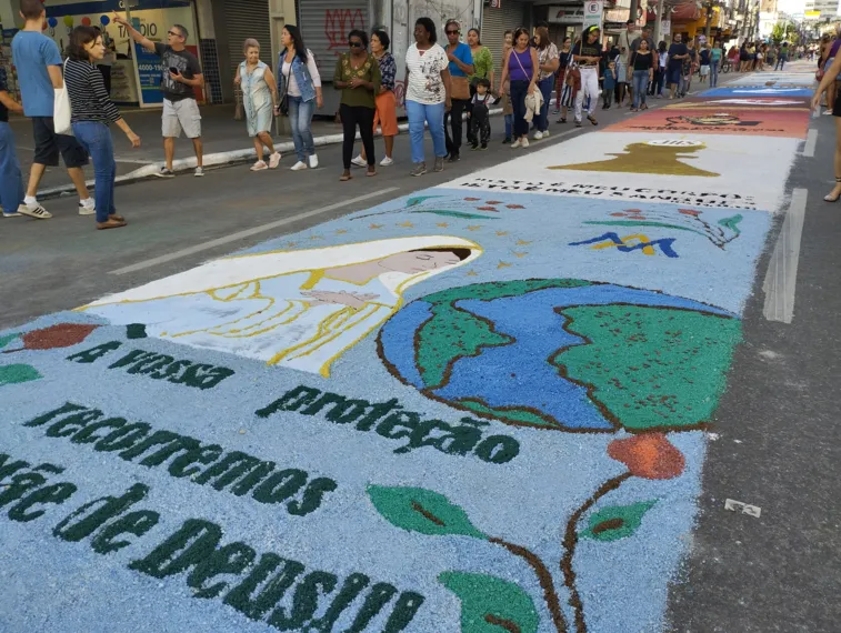 Missa de Corpus Christi reúne milhares de devotos em São Gonçalo