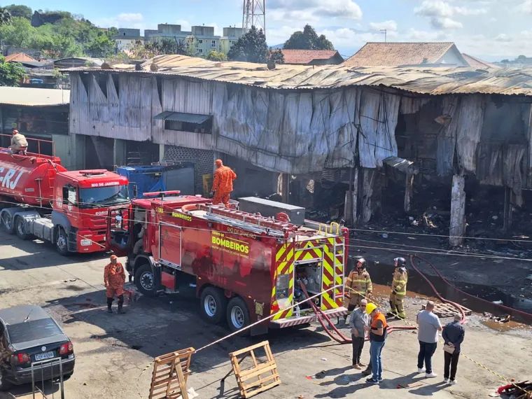 Novos focos internos de incêndio atingem depósito no Ceasa do Colubandê; Vídeo