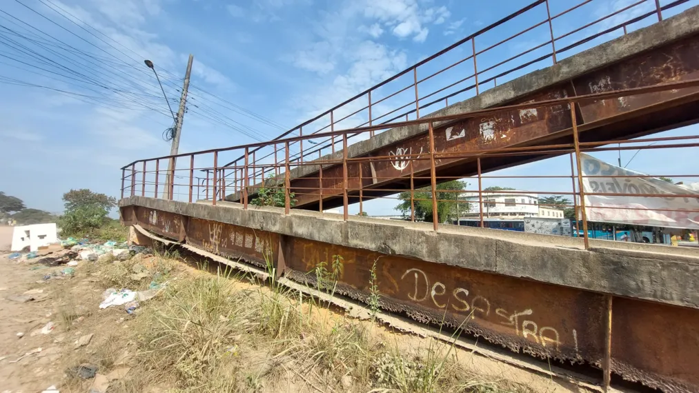 Pedestres denunciam risco oferecidos por passarelas da rodovia RJ-104