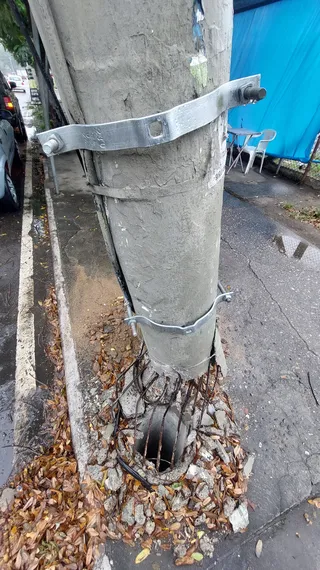 Postes em condições precárias geram transtornos a motoristas e pedestres em São Gonçalo