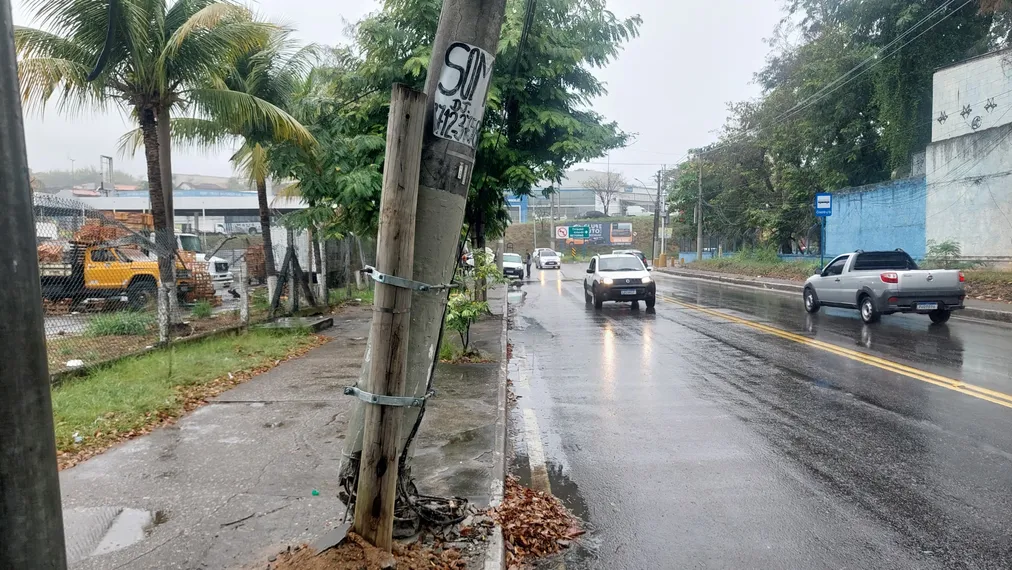 Postes em condições precárias geram transtornos a motoristas e pedestres em São Gonçalo