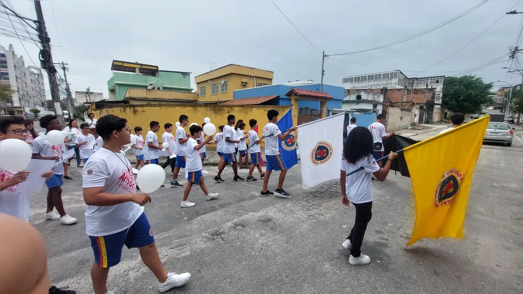 Alunos do Colégio de Aplicação Dom Hélder Câmara realizam caminhada pela paz em São Gonçalo