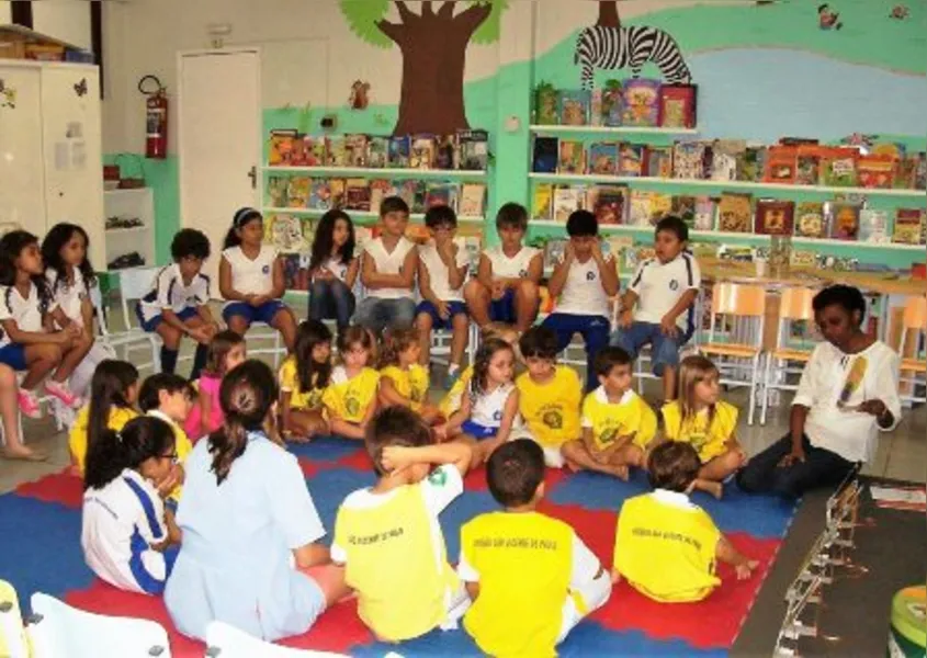 'Arte de guardar histórias': escritora de Niterói ajuda a formar nova geração de leitores com projeto nas escolas