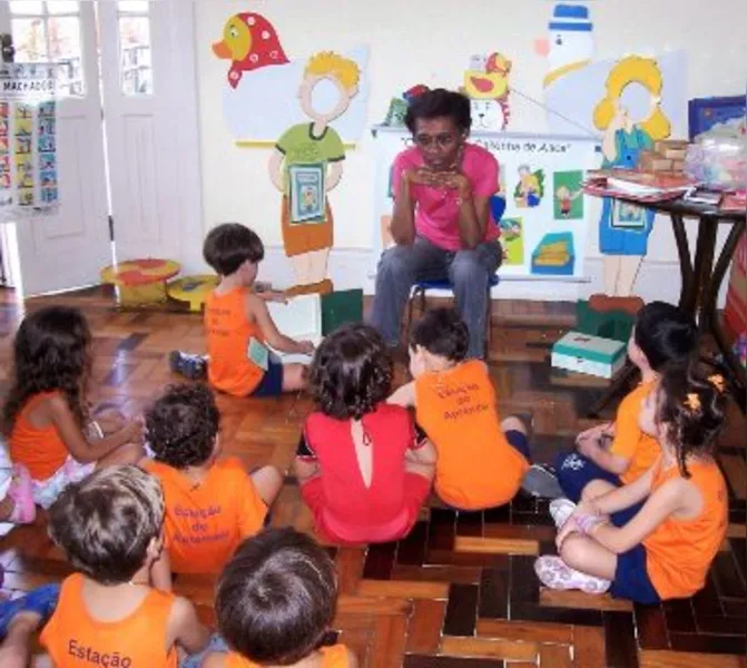 'Arte de guardar histórias': escritora de Niterói ajuda a formar nova geração de leitores com projeto nas escolas